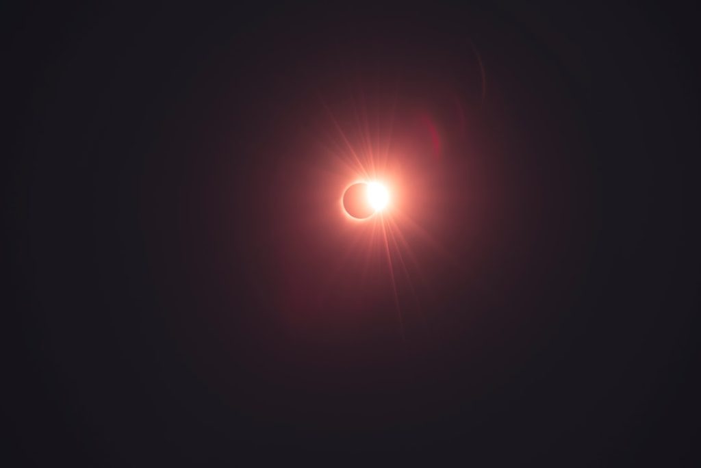 Eclipse solar total sobre el cielo
