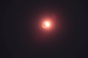 Eclipse solar total sobre el cielo