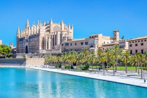 La catedral de Palma vista desde el Parc de la Mar, imagen de archivo de la ciudad que no corresponde al recorrido de esta ruta
