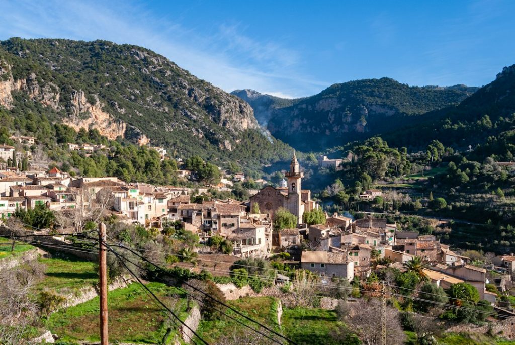 Casas de Valldemossa al pie de la montaña, imagen de archivo del pueblo que no corresponde a estos actos