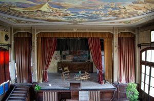 Cortina roja de un escenario de teatro, imagen de archivo que no corresponde a este espectáculo